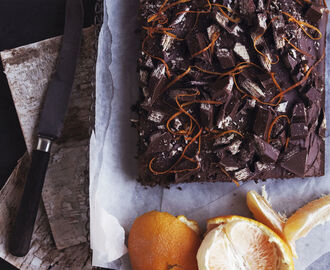 La torta soffice all'arancia e cioccolato è la ricetta semplice che allieterà le grigie giornate d'autunno