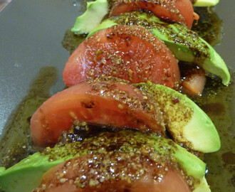 Ensalada de salmón y aguacate con vinagreta de frutos secos