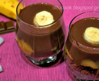 Τράιφλ (trifle) με κρέμα σοκολάτας και καραμελωμένες μπανάνες σε ποτήρι