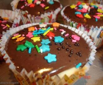 Cupcake de baunilha com gotas de chocolate