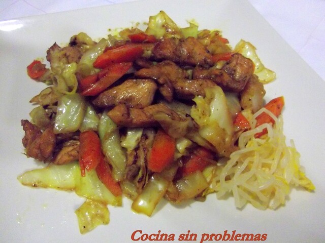 Pollo con col y otras verduras al estilo chino.