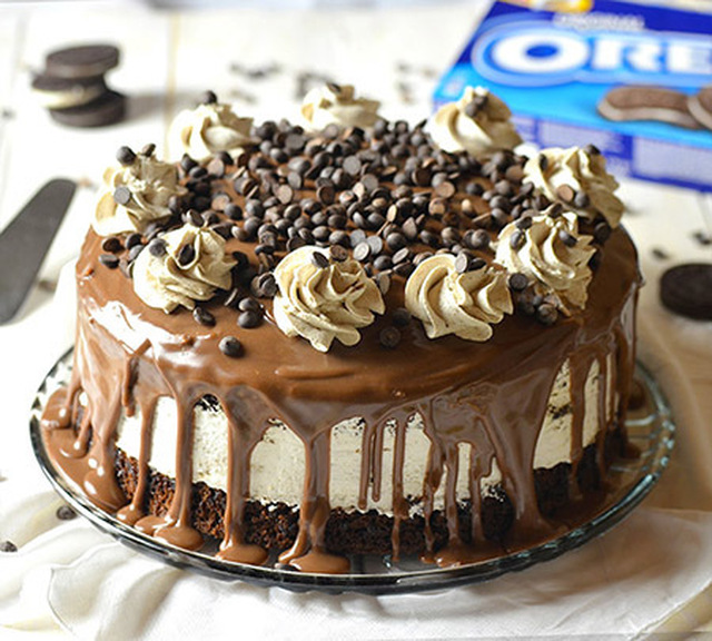 Σοκολατένιο κέικ, με γέμιση Oreo cheesecake και ganache σοκολάτας