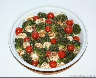 Broccoli met tomaatjes uit de oven.