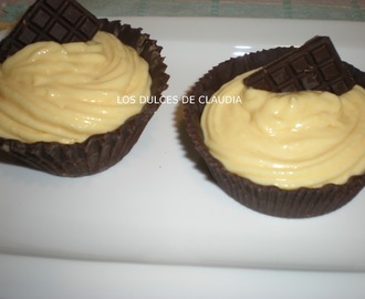 Cupcakes de chocolate con crema de melocotón