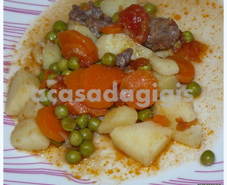 Carne de Vaca Estufada com Batatas, Ervilhas e Cenouras