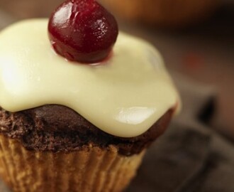 Σοκολατένια cupcakes με κεράσι, από την Nestle και το glikessintages.gr!