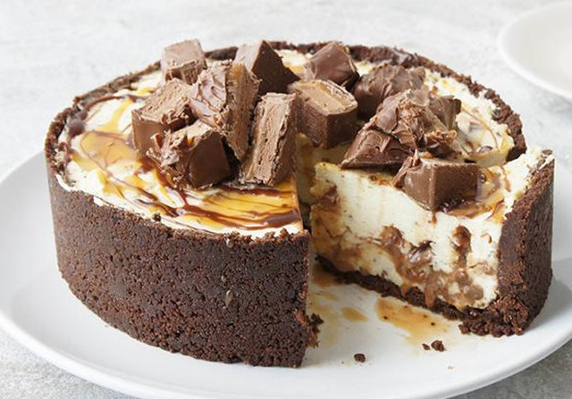 Cheesecake με σοκολάτα Mars και σως καραμέλας και σοκολάτας