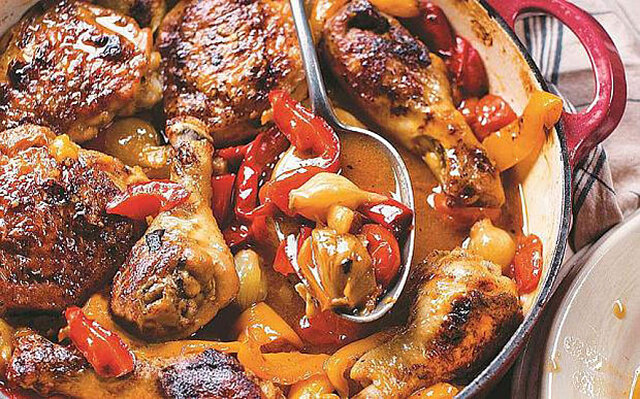 Μπουτάκια κοτόπουλου στο φούρνο με πιπεριές και γραβιέρα