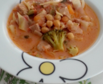 Suppe med grønnsaker, kikerter og svinekjøtt