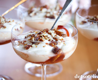 Plommer i konjakksaus med vanilje, yoghurtkrem og karamelliserte pekannøtter