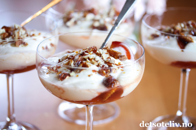 Plommer i konjakksaus med vanilje, yoghurtkrem og karamelliserte pekannøtter
