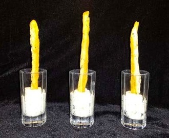 Gotet amb crema de formatge tendre amb bastonet de parmesà, llimona i alfàbrega