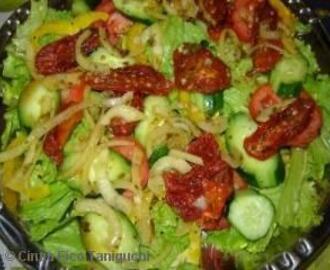 Salada mista com molho de tomate seco