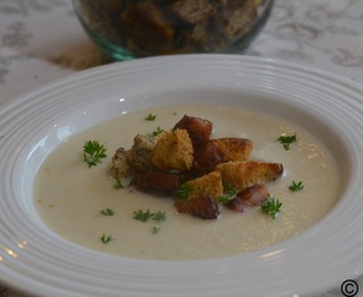 Blomkålsuppe med bacon og hjemmelagde krutonger