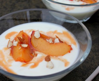 Yoghurt & karamelliserte plommer med kardemomme og mandler