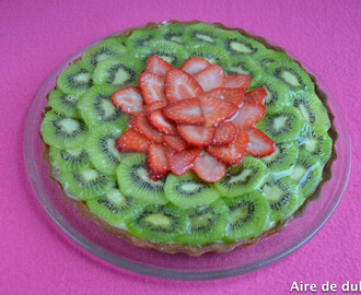 Tarta de crema con fresa y kiwi.