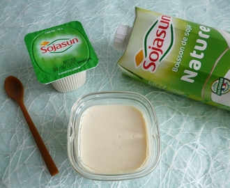 yaourts de soja maison à seulement 45 kcal et riches en fibres (diététiques, végans, sans gluten, sans sucre et avec Sukrin)