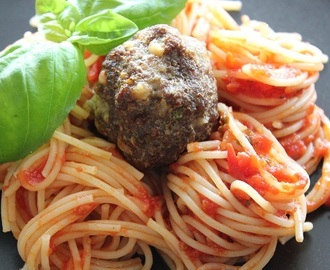 Spaghetti med tomatsaus og parmesanboller