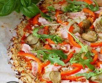 „Pizza” na kalafiorowym spodzie z ajvarem, szynką, papryką i rukolą