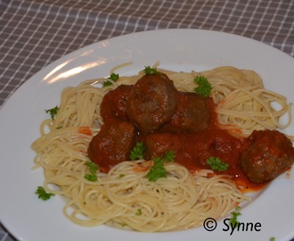 Kjøttboller i tomatsaus med spaghetti