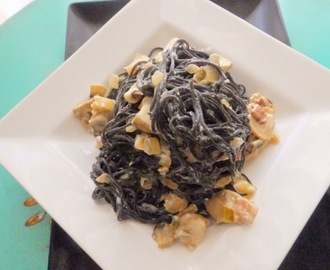 Espaguetis negres amb xampinyons Espaguetis negros con champiñones