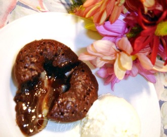 Petit Gateau com recheio de chocolate branco, mel e uísque