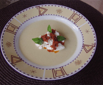 Cuketová polévka s ricottovými noky a pestem ze sušených rajčat