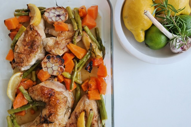 Vårrett: Ovnsbakt kylling med søtpoteter, asparges og sitron