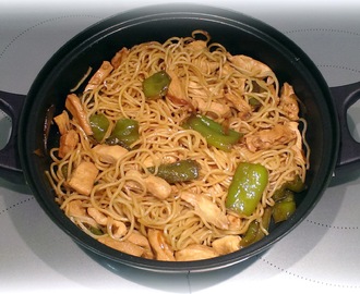 Wok de noodles con pollo, pimiento, cebolla y salsa de soja