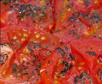 Tomates asados con ajo y albahaca, ideales para salsas