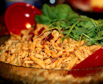 Italiensk pastasallad med röd pesto och soltorkade tomater
