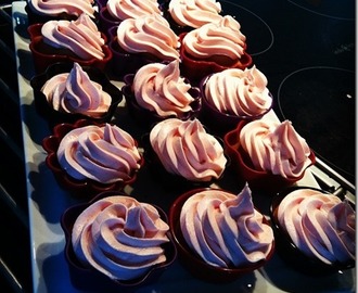 Karamell cupcakes med rosa vanilje smørkrem