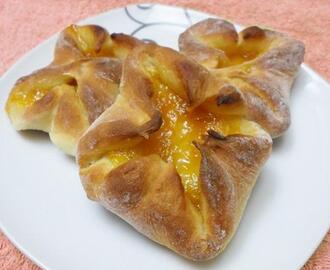 Γλυκά ψωμάκια με γέμιση μαρμελάδας