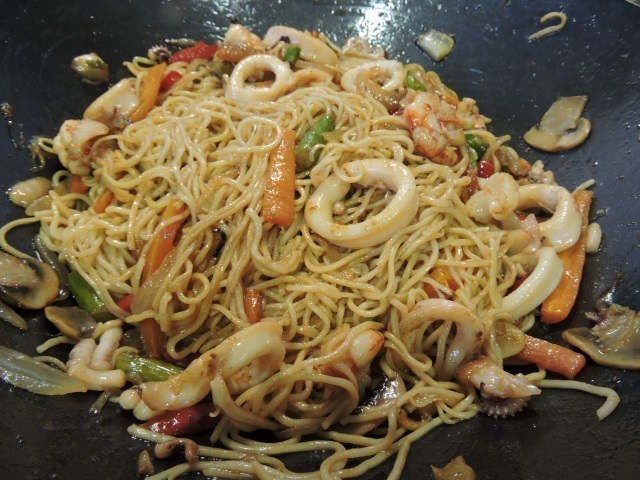Fideus xinesos o noodles amb calamars i gambes.