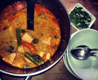 Rød curry-suppe med laks og asparges