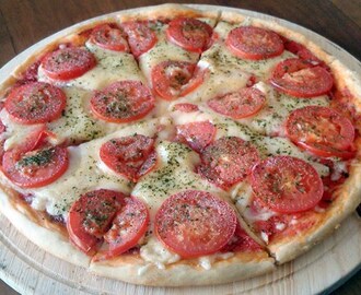 Receta de Pizza Napolitana casera con tomate natural
