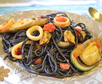 Espaguetti nero ai fruti di mare