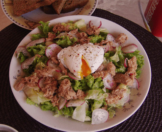 Salát s tuňákem a pošírovaným vejcem