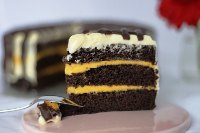 Sjokoladekake med gul eggekrem og syrlig topping.