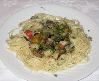 Camarão e delícias do mar com vegetais esparguete