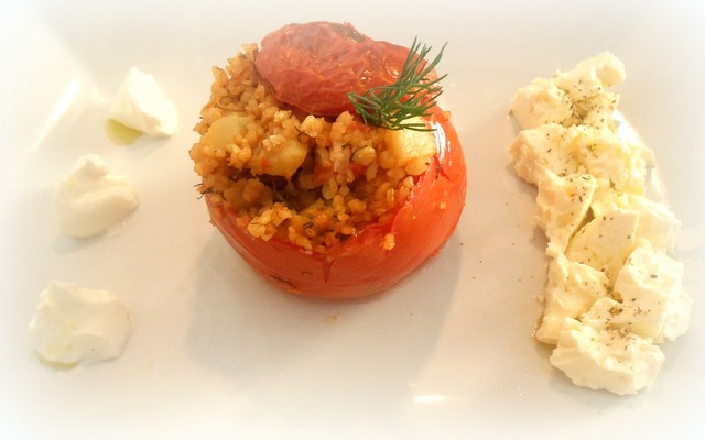 γεμιστά με πλιγούρι και λαχανικά [gemista - stuffed tomatoes with cracked wheat and vegetables]