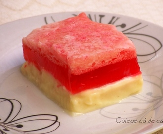 Sobremesa de gelatina com morangos