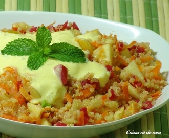 Salada de quinua com molho de maracujá
