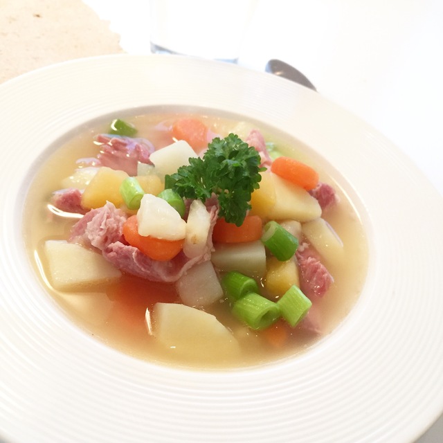 Suppe med saltkjøtt og rotgrønnsaker