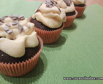 Cupcakes de chocolate con frosting de plátano