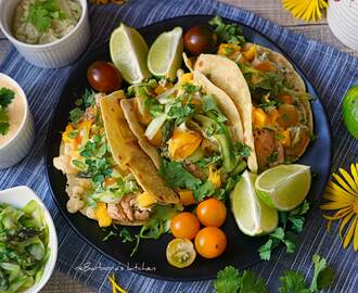 Tacos s krůtím masem v limetkové marinádě, zeleným chřestem a salsou z manga a avokáda