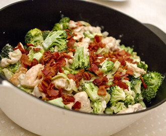 Grønnsakspasta med kylling, brokkoli og bacon