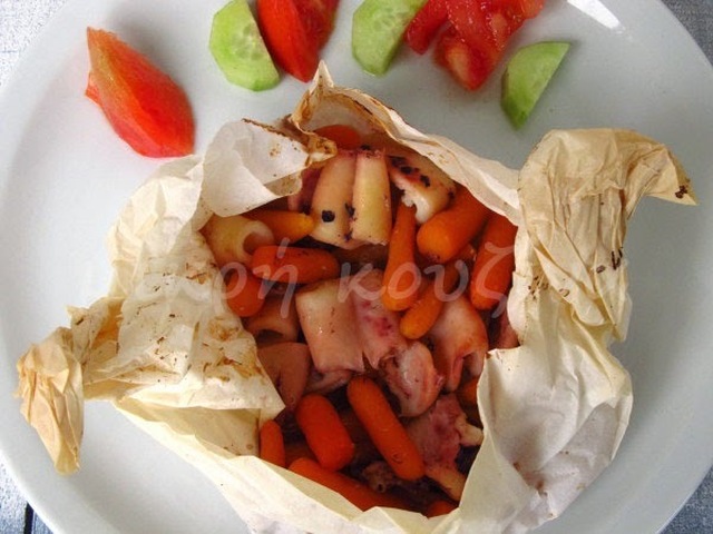 Καλαμαράκια στη λαδόκολλα με κρεμμύδια και καρότα