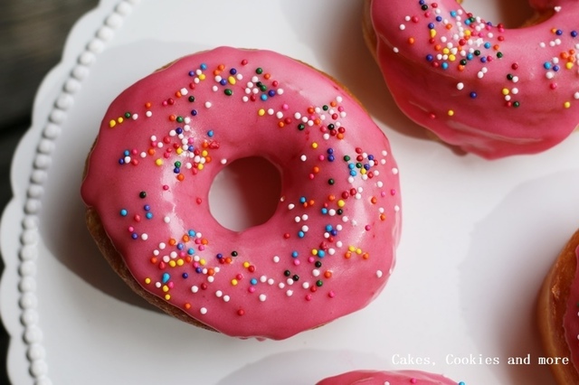 Rezept für Donuts mit pinkem Zuckerguss