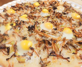 Pizza amb camagrocs i ous esclafats